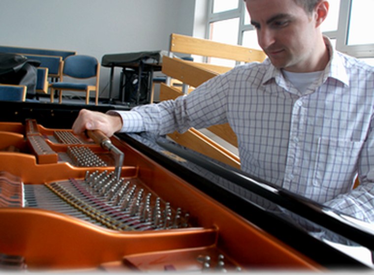 Klavierstimmer bei der Stimmung eines Flügels
